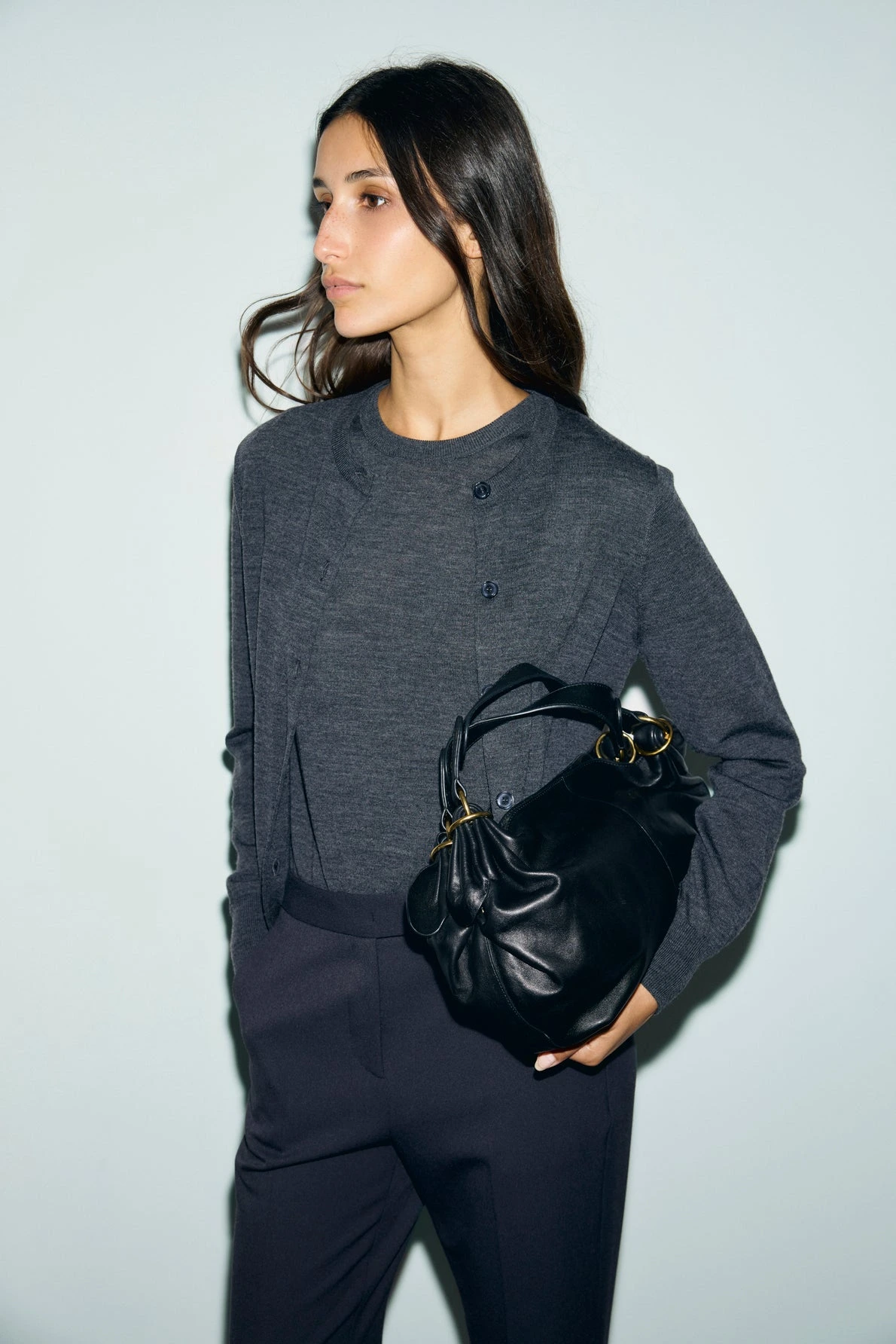 Gilet Rene anthracite porté dans un look femme