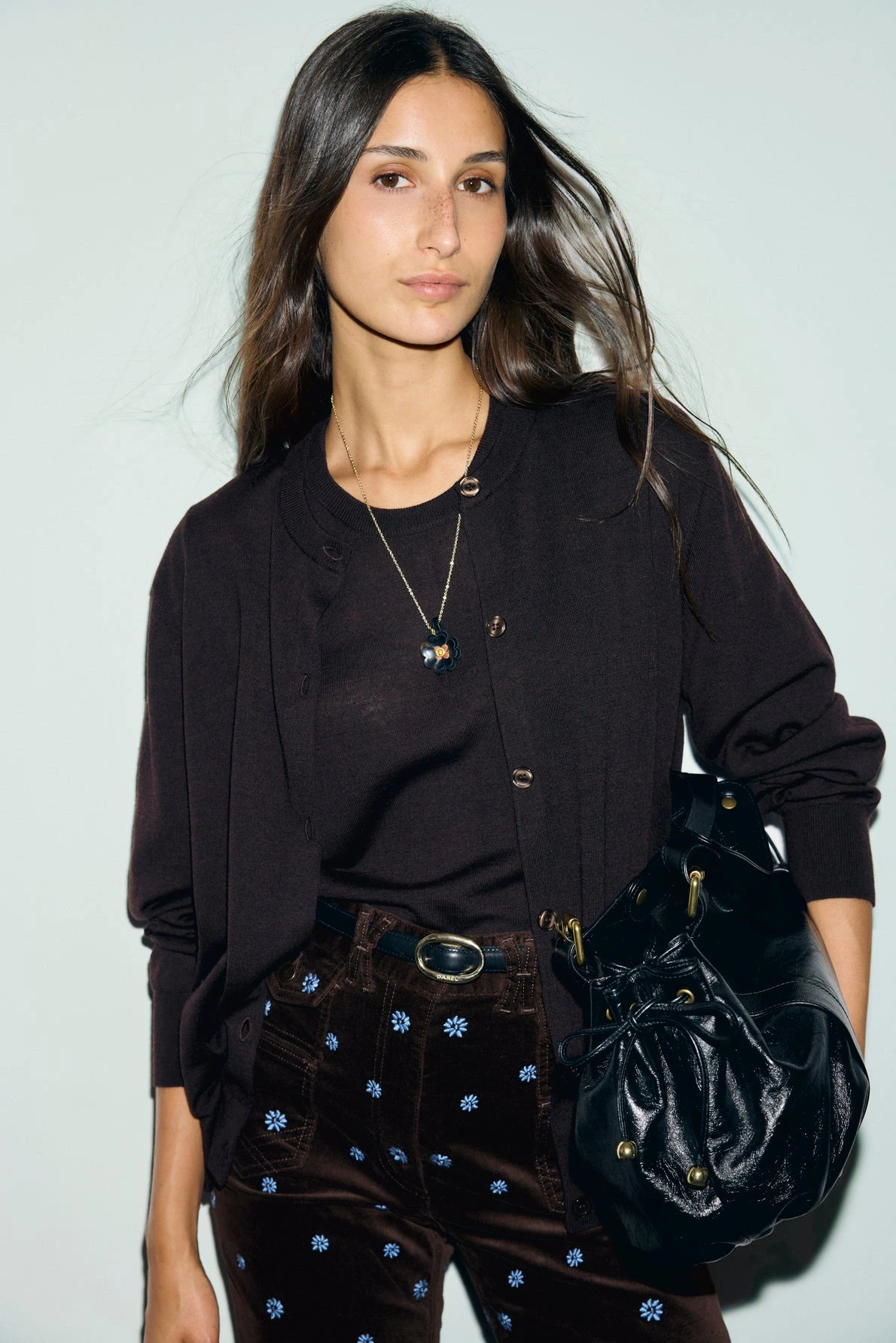Gilet Rene marron porté dans un look femme