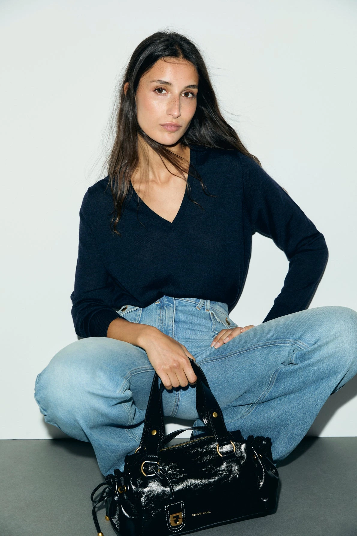 Pull Rachel marine porté dans un look femme