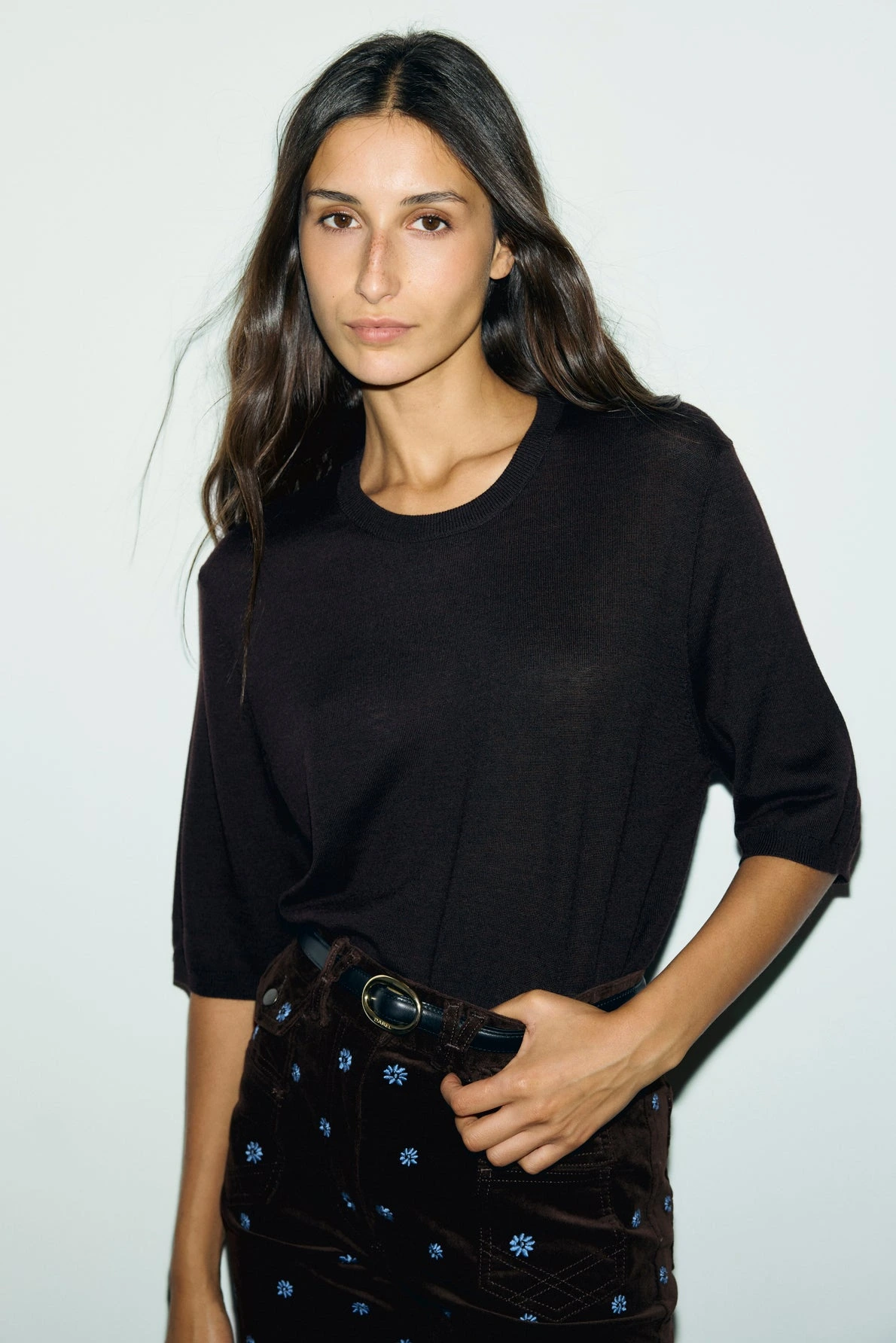 Pull Reine marron porté dans un look femme