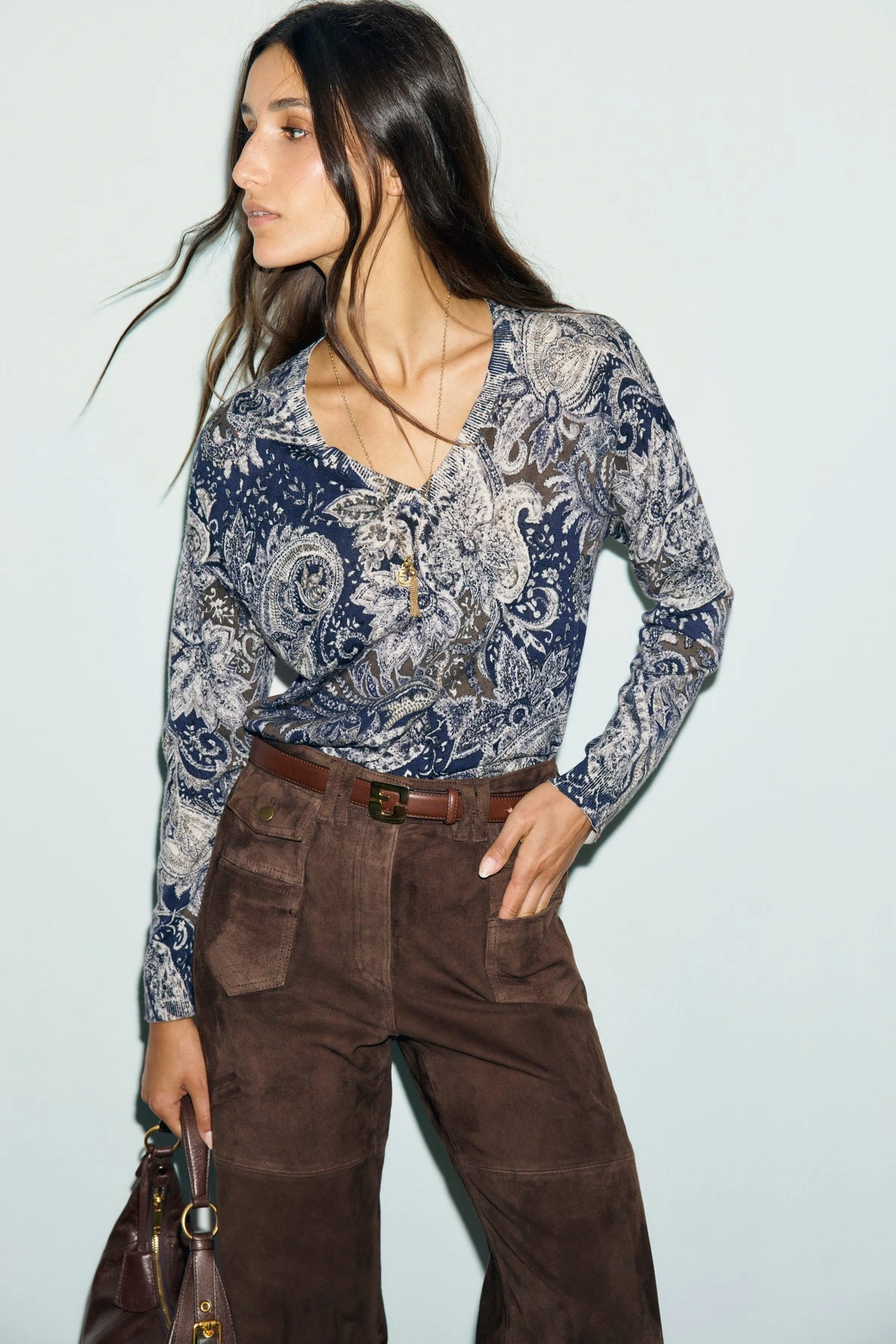 Pull Rhea marine imprimé porté dans un look femme