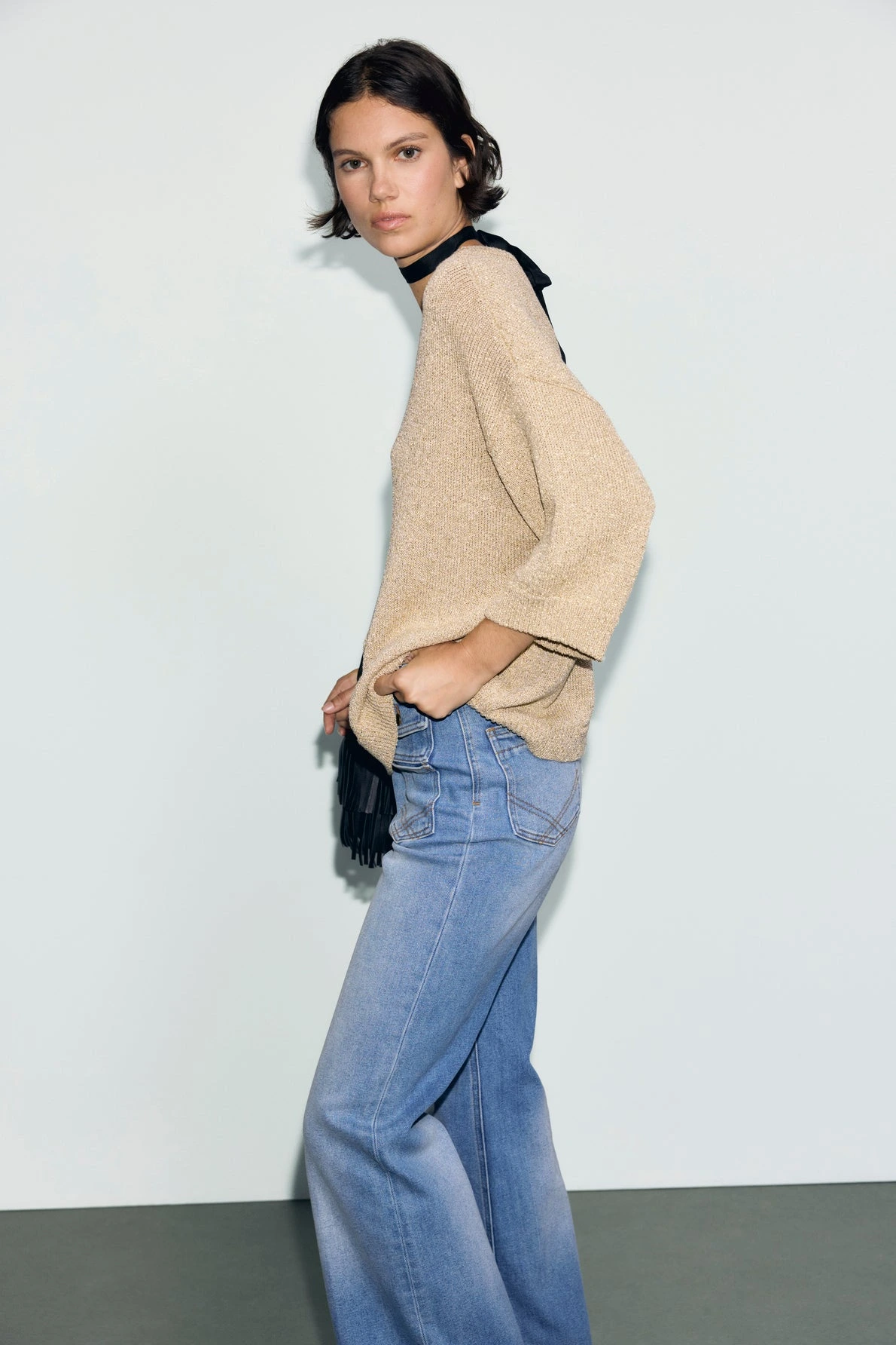 Pull Roella doré porté dans un look de profil