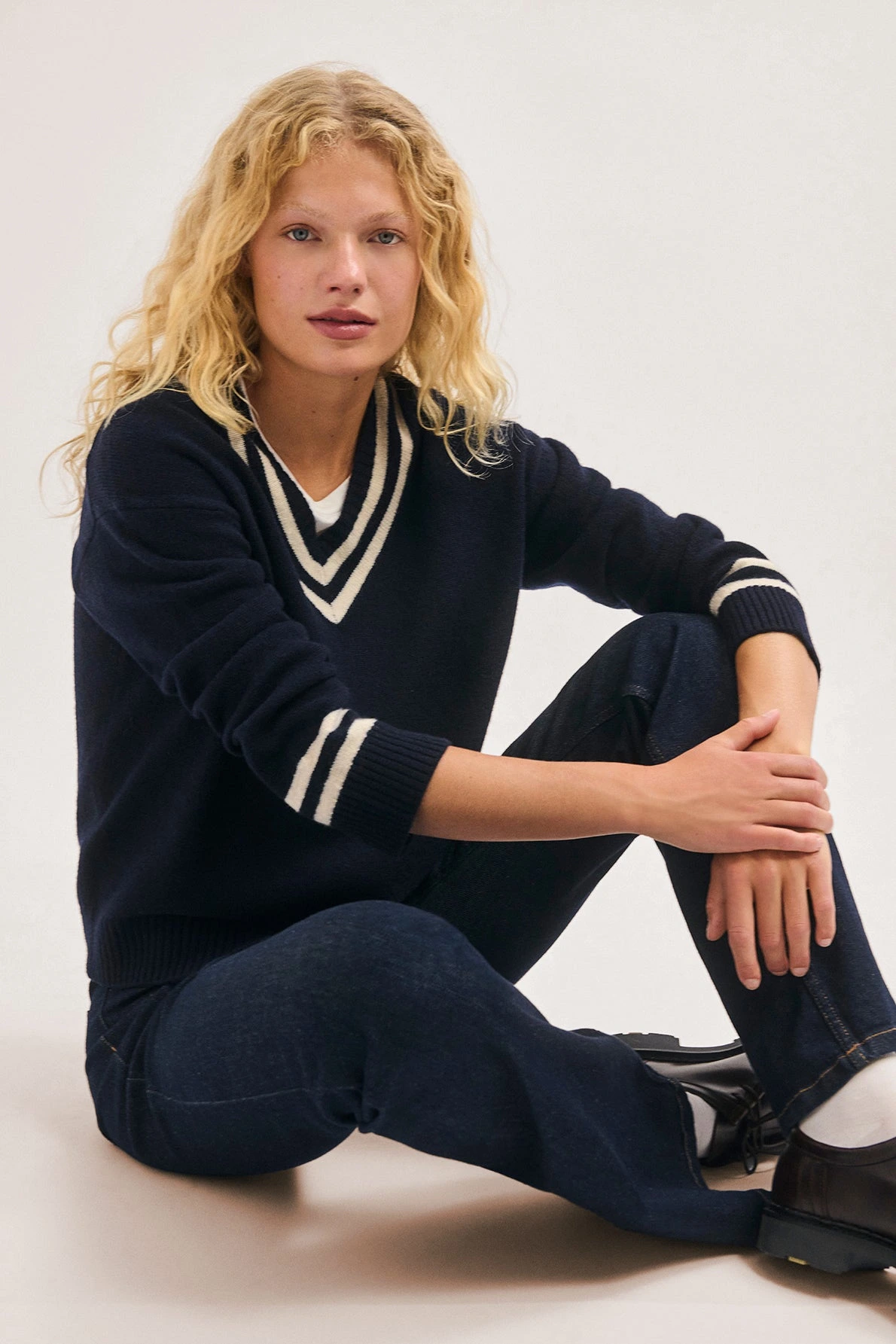 Pull Rosabel marine porté dans un look femme